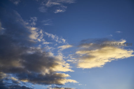 夕阳染金云边，暮色天空温柔静谧