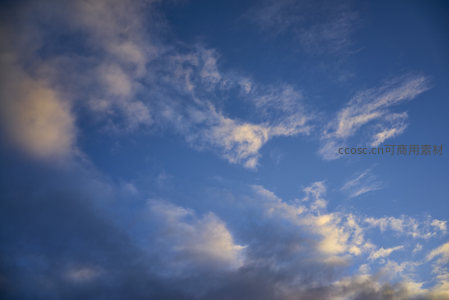 蔚蓝天空中飘浮的云朵如诗如画