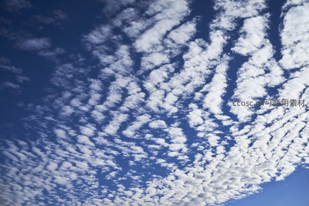 鱼鳞状云层铺满晴朗深蓝天空