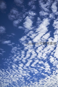 细腻云絮在深邃蓝空自由舒展