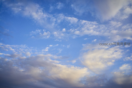 夕阳染金的云海铺展于碧空之下