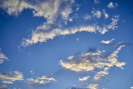 蓝天白云，晴空万里如画