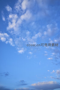 清澈蓝天，云絮轻舞风中