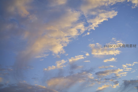 朝霞映云，晨光初现天边