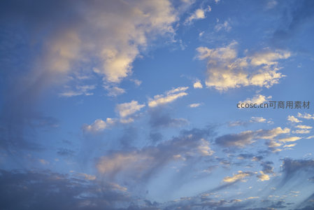 云海翻涌，霞光交织天幕