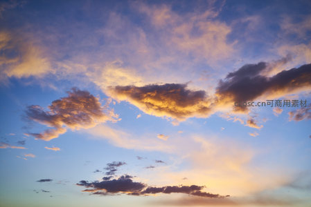 夕阳染红天际云霞绚烂夺目