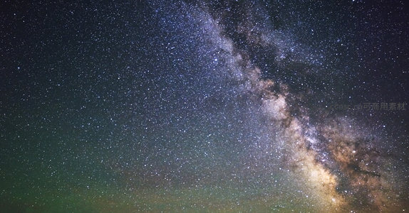 银河横跨夜空繁星点点璀璨