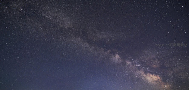 银河横跨夜空，繁星点点如梦似幻