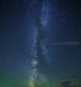 垂直银河穿越深蓝夜幕，星光熠熠