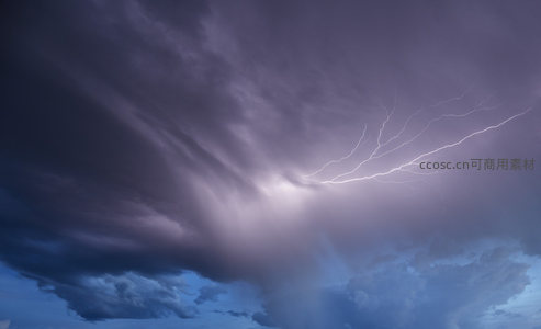 雷暴云层中闪电撕裂长空，震撼人心