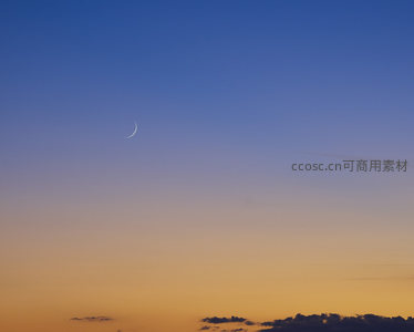 新月悬于暮色天际，云影衬托温柔
