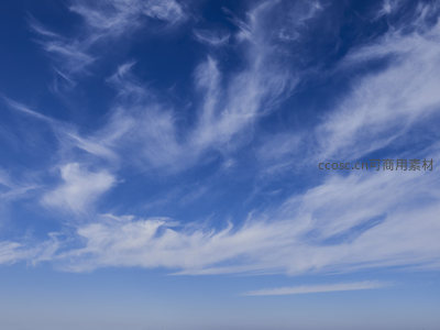 蔚蓝天空中飘逸的卷云如丝带般轻盈舒展
