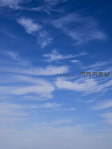 高空中洁白云絮在湛蓝背景里自由舞动