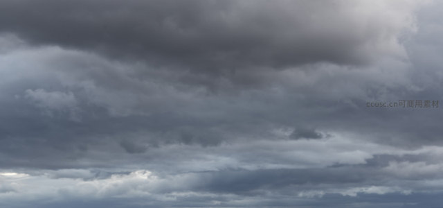 厚重乌云密布天际预示着一场即将到来的暴雨