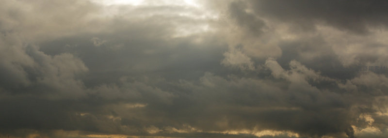 夕阳穿透浓云洒下金色光芒形成壮丽耶稣光