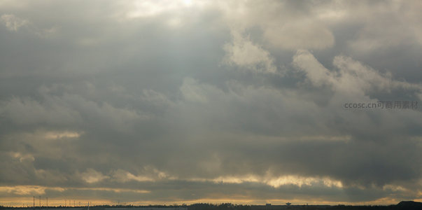 地平线上风云变幻暮色与云海交织成画卷