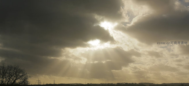 云层缝隙中洒下的金色阳光