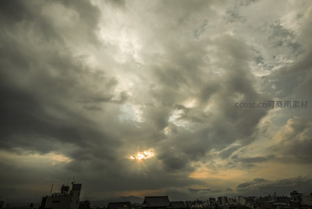 城市上空雷雨云中的破晓之光