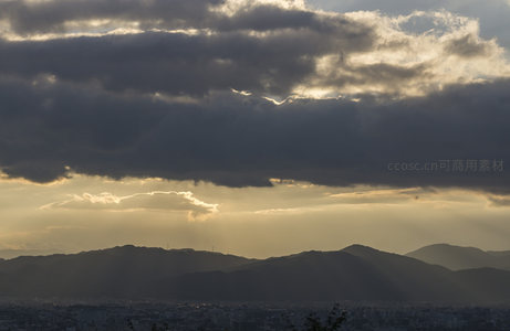 山峦之上云海翻腾光影交错