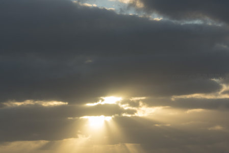 云层缝隙中洒下的金色阳光