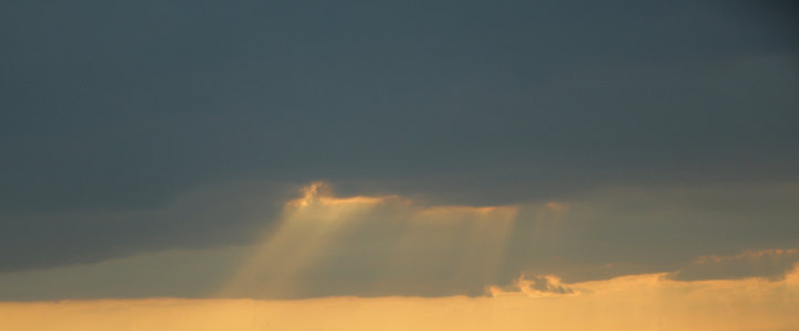 暮色苍穹中的光束穿透云海