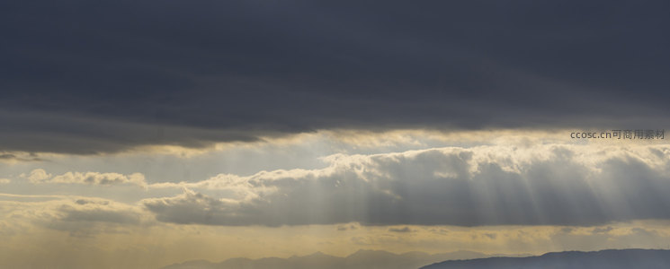 云海翻涌间金色光柱倾泻而下