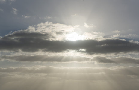 太阳穿云而出，万道金光洒满苍穹