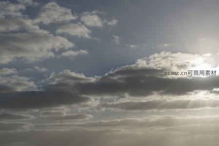 蓝天白云间，阳光倾泻如瀑布般壮丽