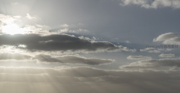 云层缝隙中洒下的金色阳光