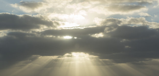 云隙间倾泻的辉煌日光