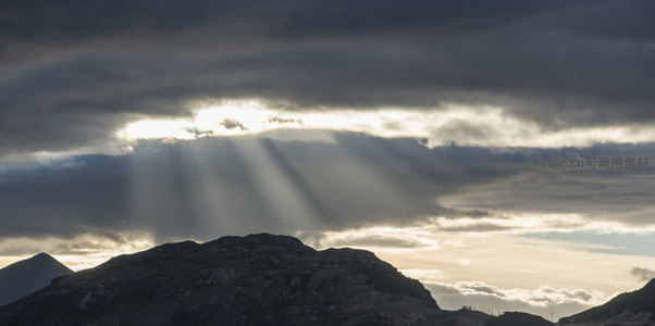 山巅之上，云海中的神圣之光