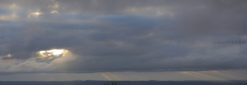 破云而出的阳光洒向辽阔原野