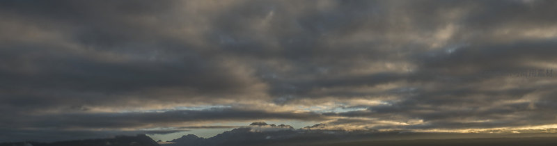 暮色苍茫云海翻腾染金边