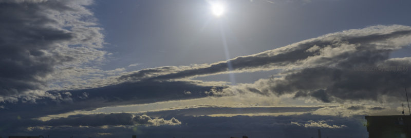 烈日当空云层如浪奔涌天际