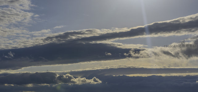 云层缝隙透出耀眼阳光的壮丽天空