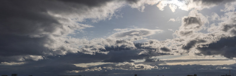 广阔天幕下云海翻腾，阳光洒落