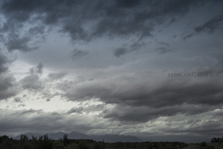 乌云密布的天空与远山剪影