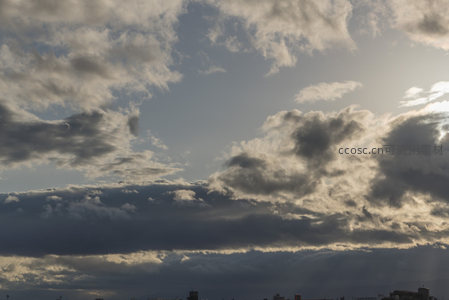 夕阳穿透云层的城市上空