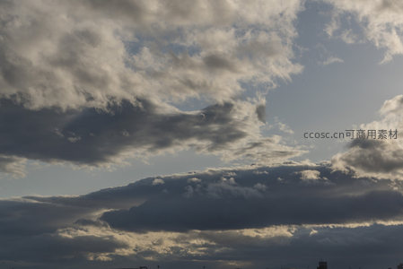 城市上空流动的云彩光影