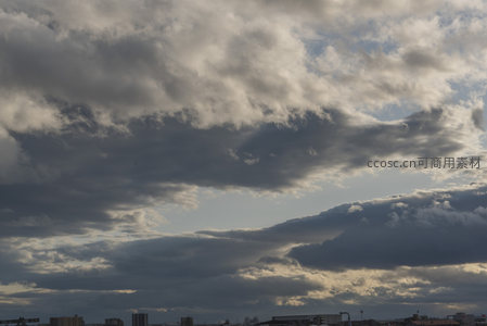 多云天气下的城市天际线