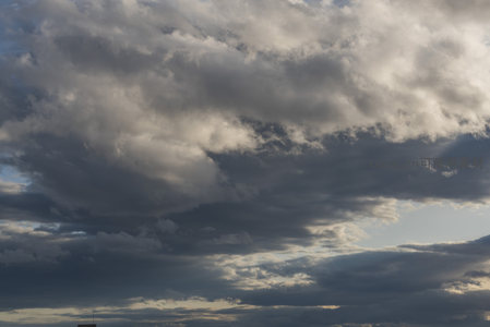 戏剧性光影下的云海翻腾