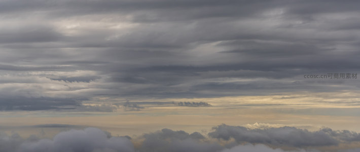 暮色苍穹，层层叠叠的云幕低垂
