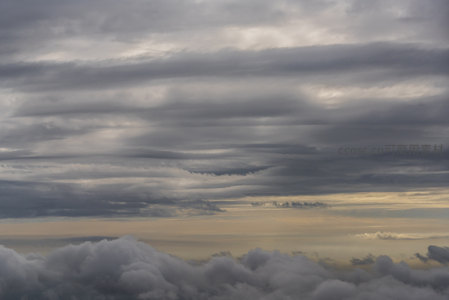 云端之上，灰白云带横贯天际