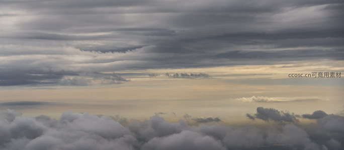 云涛涌动，暮光映照的天际奇观