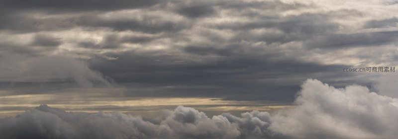 云卷云舒，暗影与柔光共舞的天幕