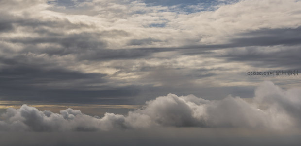 云海翻腾，光影交织的天空画卷