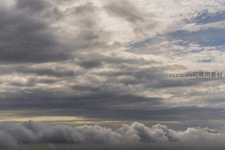 高空俯瞰，厚重云层如海洋般涌动
