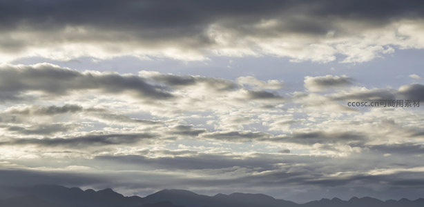 山峦剪影下，云霞铺展如诗如画