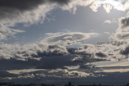 环状云朵悬于天际，如天空之眼凝视人间