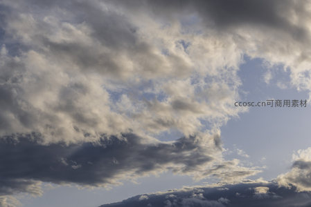 层次丰富的云朵在蓝天下变幻莫测